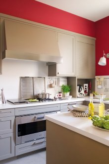 Бежови, бели и червени цветове в интериора на кухнята
