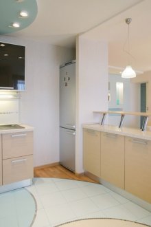 Бежови, сини и бели цветове в интериора на кухнята-хол