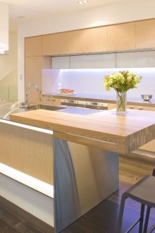 Бежови и сиви кухненски мебели