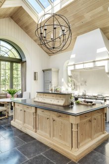 Бежово-черен остров в кухнята