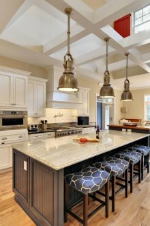 Бежов под и стени в кухнята