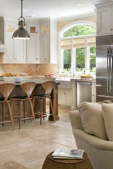 Бежови, кафяви и бели цветове в интериора на кухнята-хол