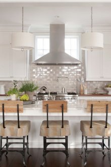 Бежови и черни столове в кухнята