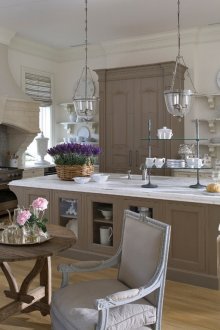 Бежови стени в голяма кухня