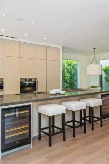 Бежов под и фасада. Кухненски слушалки.