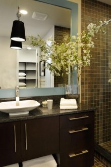 Кафяв пиедестал в стил Арт Нуво в банята