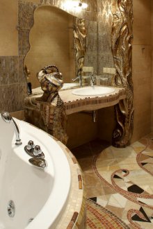 Красива комбинация от мозайки и плочки в банята в модерен стил