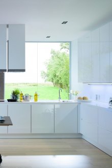 Бял гланцов кухненски комплект в стил Арт Нуво