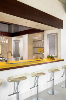 Жълт плот в хола-кухнята