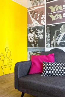 Жълта стена в интериора на хола Жълта стена в интериора на хола