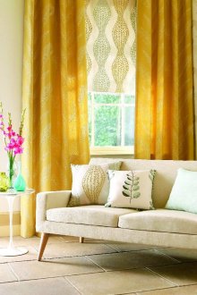 Жълти завеси и абажур в хола