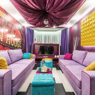 Необичайна всекидневна с жълти акценти