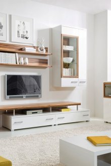 Жълти акценти в кафяво-бяла всекидневна