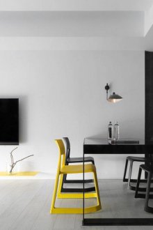 Жълти акценти в бял и черен хол