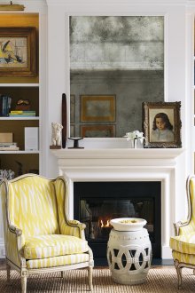 Жълти и бели фотьойли в хола