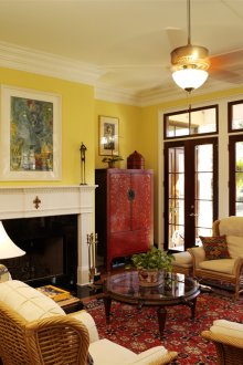 Жълти стени в хола с камина