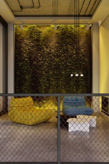 Жълто кресло в интериор на хол в стил лофт