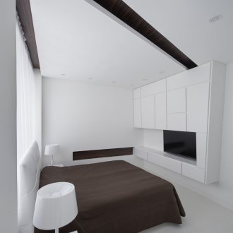 Bilik tidur minimalis dalam warna hitam dan putih.