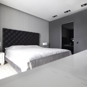 Bilik tidur hitam dan putih dengan minimum hiasan