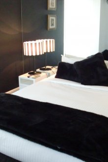 Bilik tidur bergaya klasik hitam dan putih dengan dinding cermin