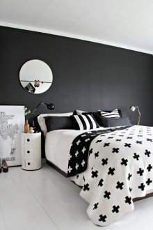 Bilik tidur Scandinavian hitam dan putih dengan cermin bulat