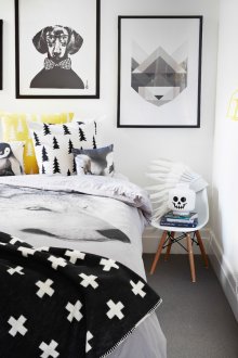 Bilik tidur hitam dan putih yang bergaya