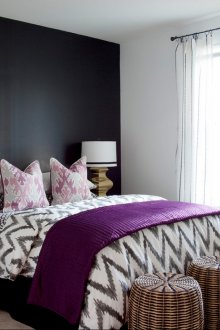 Bilik tidur hitam dan putih dengan aksen ungu