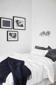 Bahagian dalaman bilik tidur hitam dan putih minimalis