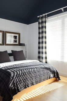 Bilik tidur hitam dan putih dengan lantai beige