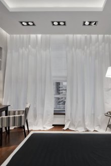 Bilik tidur hitam dan putih dengan tempat kerja