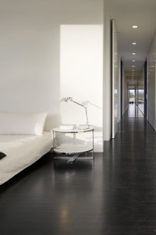 Bilik tidur hitam dan putih yang besar dalam gaya minimalis