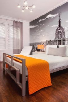 Голям черно-бял фототапет с гледка към града в спалнята