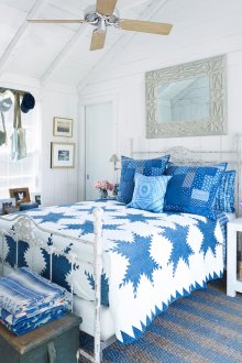 Aksen biru dan biru di dalam bilik tidur negara