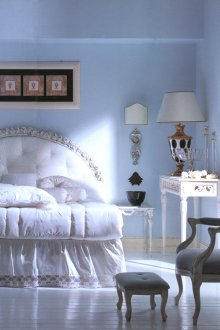 Dinding biru di dalam bilik tidur dengan gaya klasik