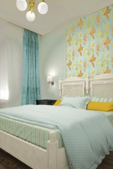 Tempat tidur biru di bilik tidur