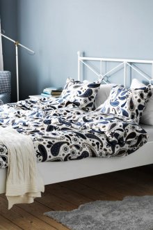 Dinding biru di bilik tidur yang luas