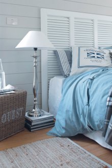 Selimut biru dan bantal di bilik tidur