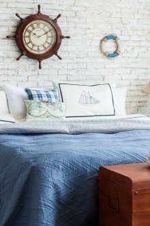 Seprai biru dan aksesori di dalam bilik tidur