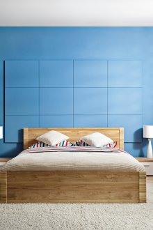 Warna coklat, biru, kuning muda dan putih di dalam bilik tidur.