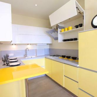 Малка бяла и жълта кухня