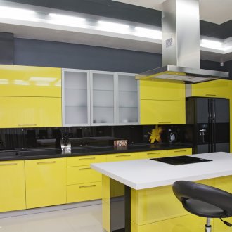 Жълти, черни и бели цветове в кухненски интериор с остров