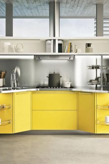 Малка кухня с жълта фасада