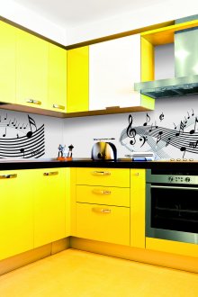 Жълта кухня с черно-бяла престилка