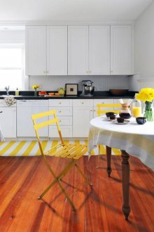 Жълти, кафяви и бели цветове в интериора на кухнята