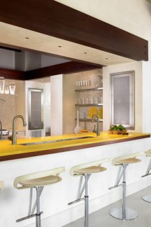 Жълт плот в бежова и кафява кухня