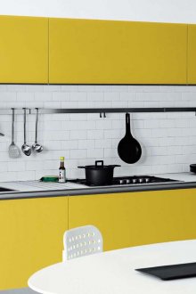 Минималистична жълто-бяла кухня