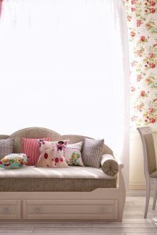 Бели и бежови мебели за детска стая в стила на Прованс