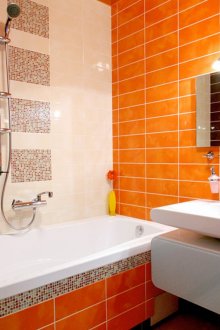 Бяло-оранжева мозаечна баня