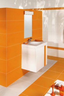 Оранжев и бял интериор за баня
