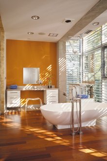 Прожектор в баня с оранжева стена